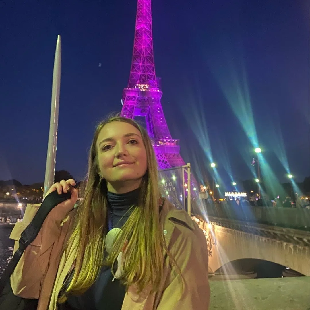 Cosmina in Paris, in front of the Eiffel Tower